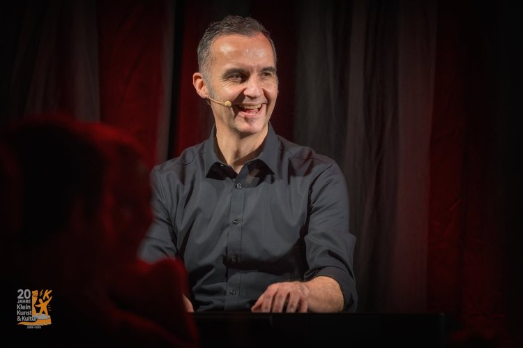 (Bild für) Kabarett - Stefan Kröll kommt mit neuem Programm! - zum Schließen ins Bild klicken
